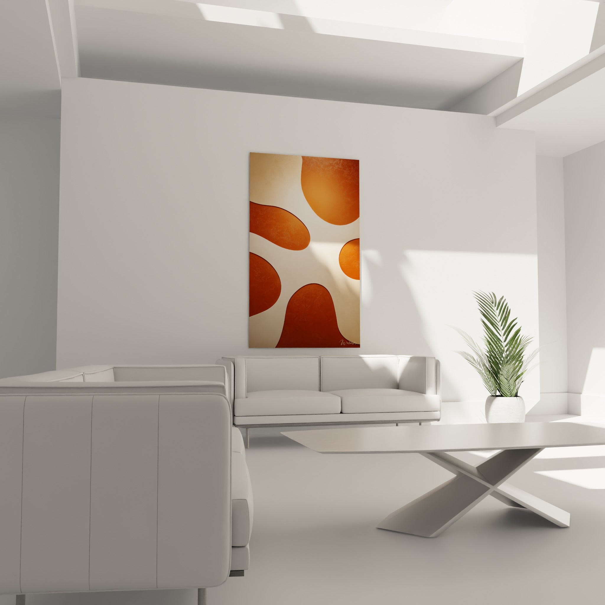 Composition ocre et brun cuivré aux formes arrondies, suspendue au-dessus d'un canapé dans un salon lumineux