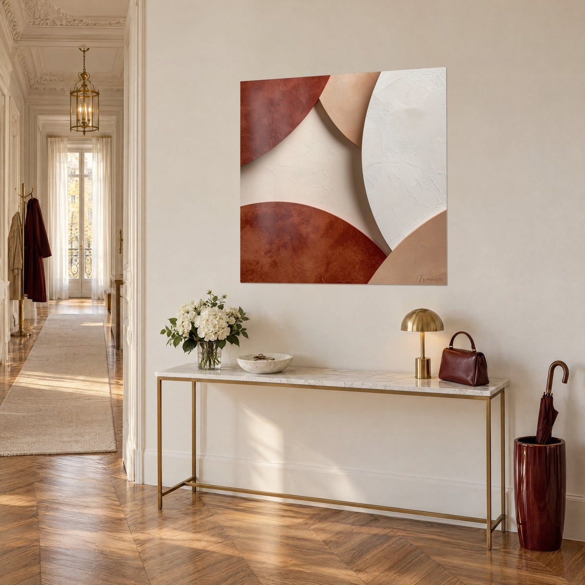 Quadro con frammenti circolari ruggine e sabbia su fondo bianco ruvido, visto di tre quarti sopra una consolle haussmanniana