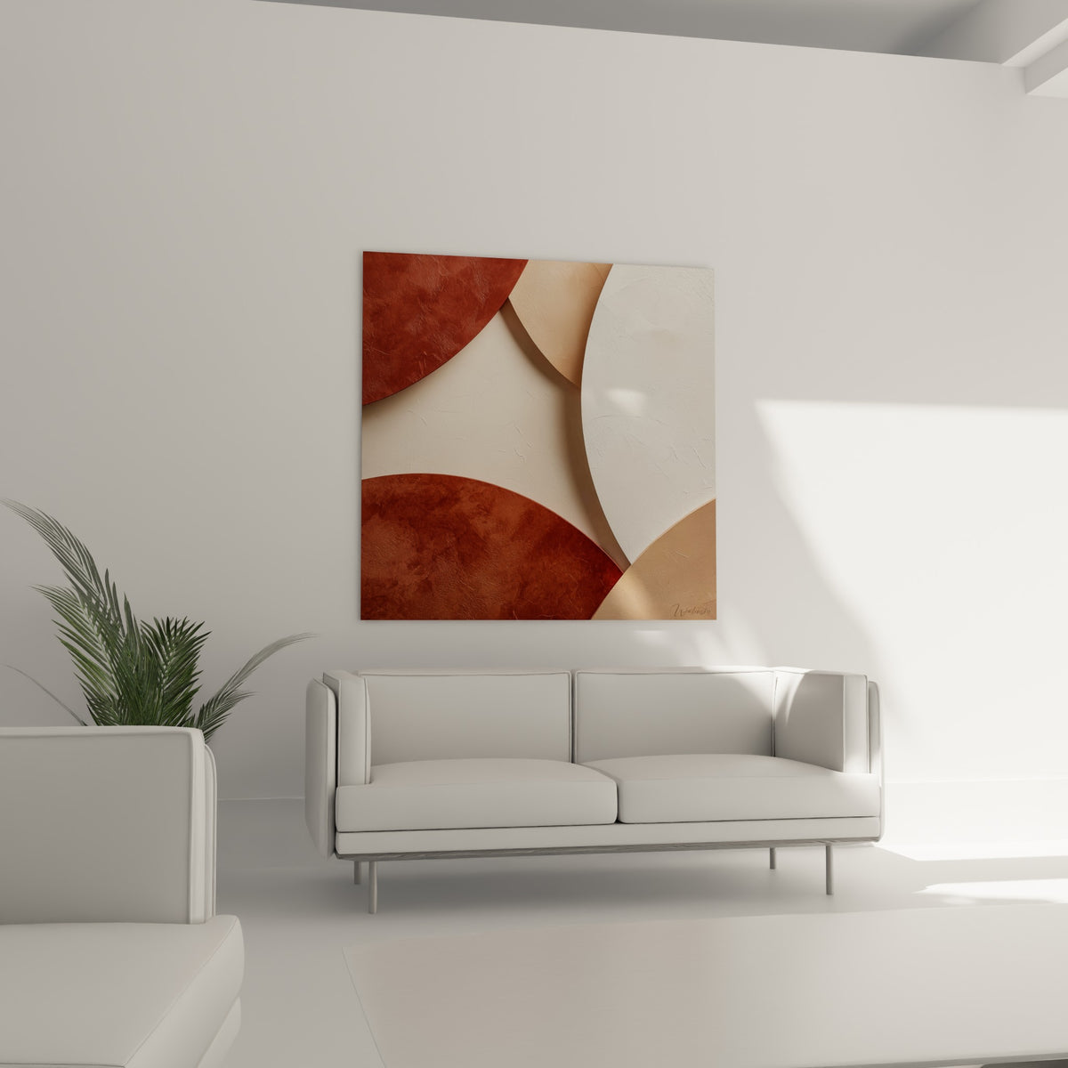 Formes circulaires terracotta et blanc cassé disposées au-dessus d'un canapé dans un salon lumineux
