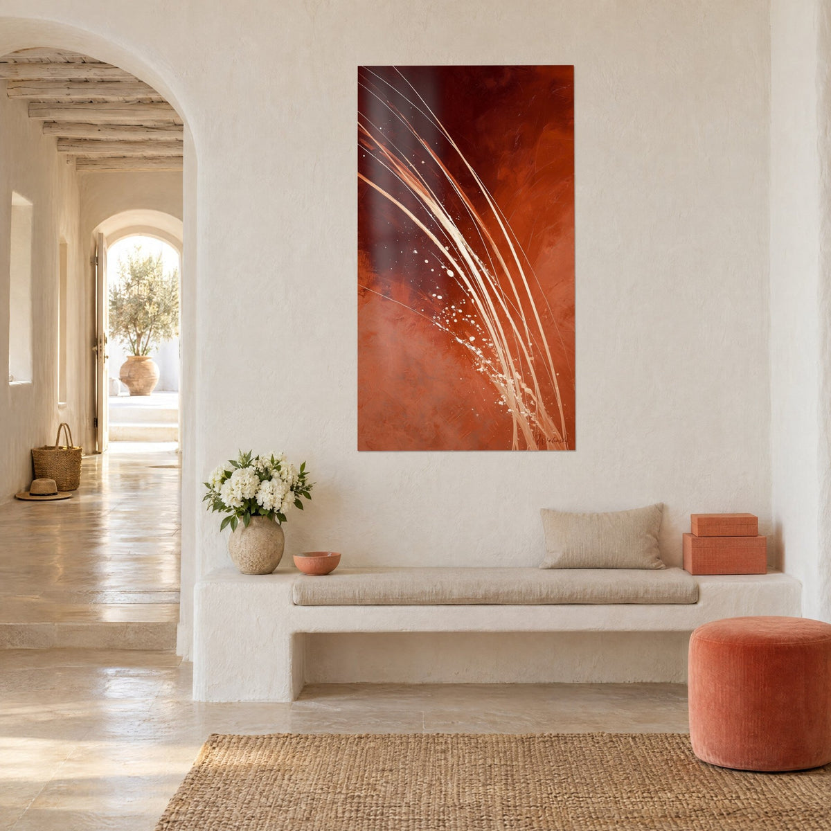 Tableau fines lignes courbes ivoire sur dégradé bordeaux et orange brûlé, mur chaux, banquette blanche et pouf terracotta, maison méditerranéenne
