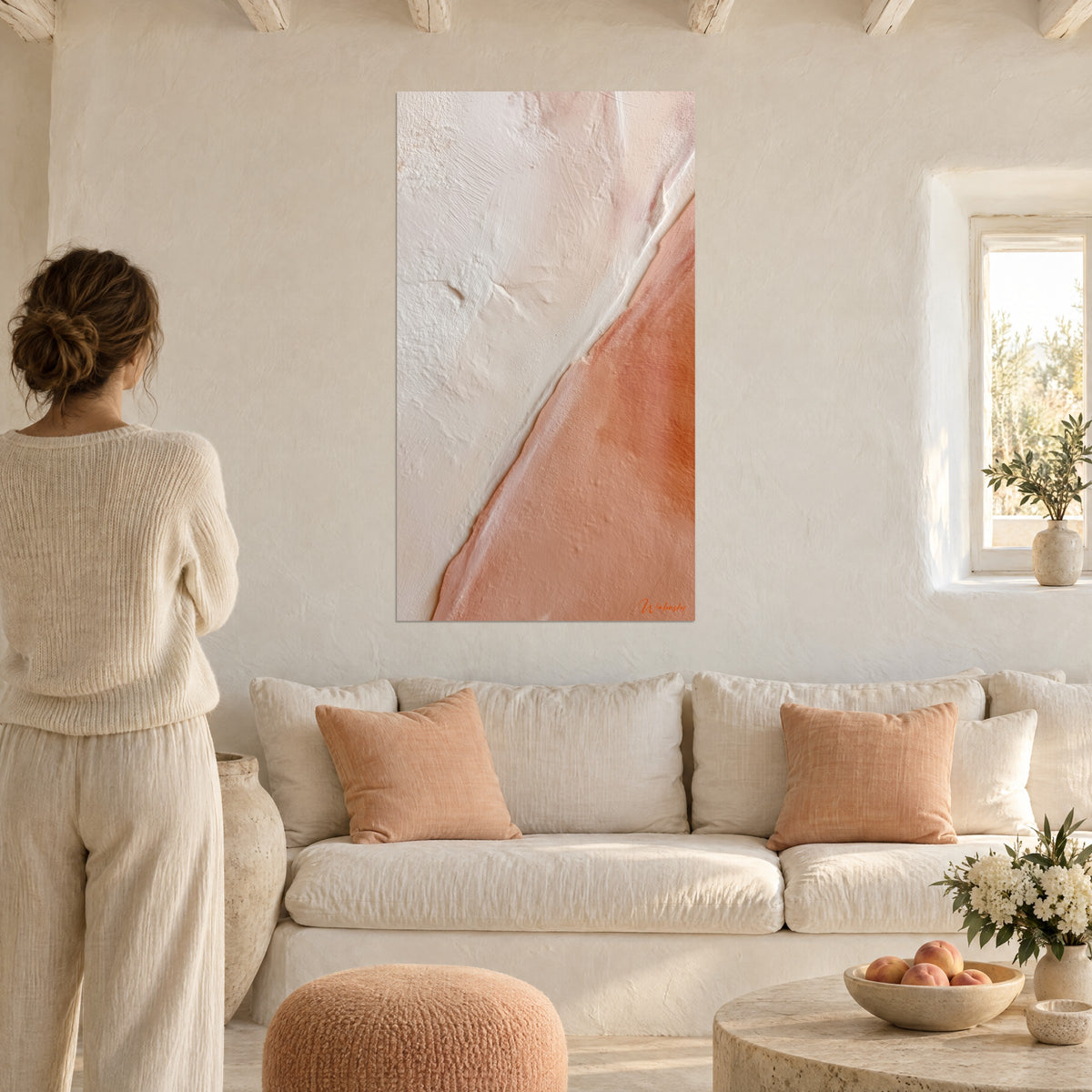 Gemälde diagonal strukturiert in gebrochenem Weiß und Ziegelrot, erhabene pastose Malschicht, Frau von hinten, über einem Sofa in einem hellen Wohnzimmer