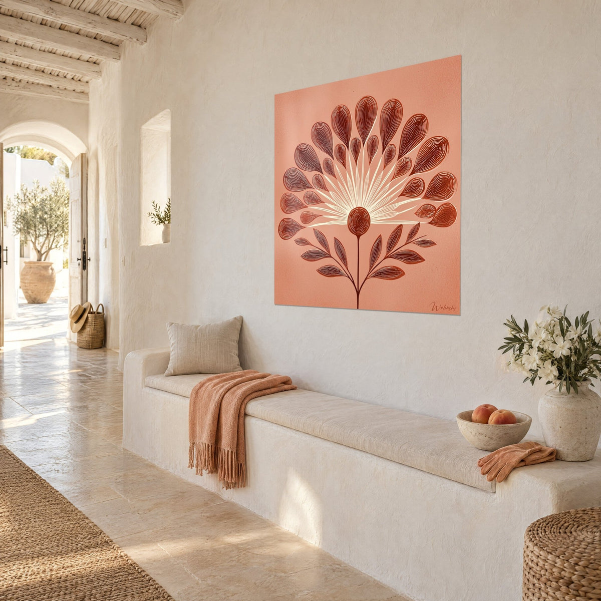 Cuadro flor solar con rayos crema y pétalos marrón óxido, vista de tres cuartos sobre una pared blanca de una casa mediterránea