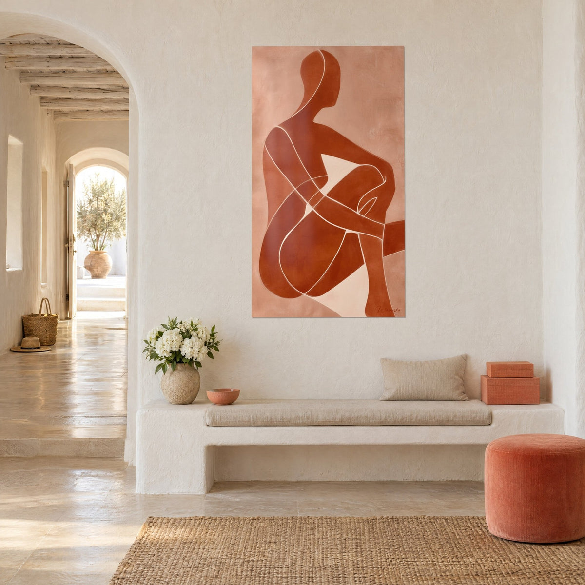Schilderij van een opgevouwen figuur in terracotta en roze vlakken, fijne ivoren contouren, driekwartzicht tegen een witgekalkte muur naast een boog