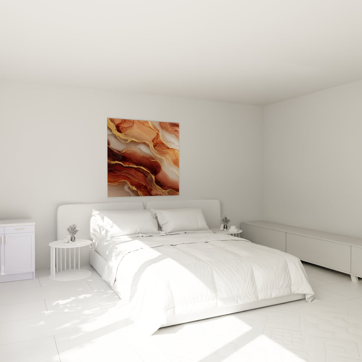 Coulées marbrées terracotta et ocre aux filets dorés accrochées au-dessus d'un lit dans une chambre claire