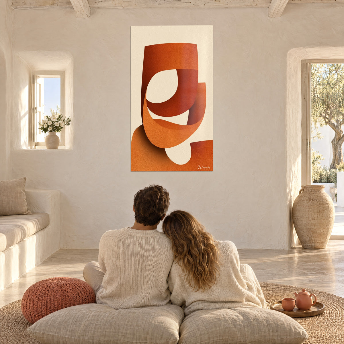 Schilderij ineengestrengelde geometrische patronen in gebrand oranje op crème achtergrond, paar van achteren omhelsd op kussens, Mediterraans huis