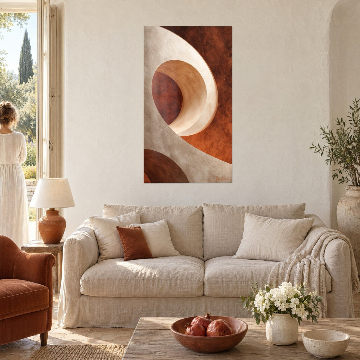 Tableau spirale crème sculptée, tunnel courbe brique et terracotta, femme de dos, au-dessus d'un canapé dans un salon lumineux