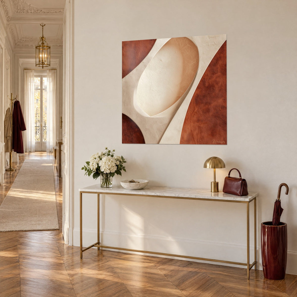 Tableau pétales de papier crème enserrant un cœur ocre clair, aplat terracotta rouillé, console dorée d'un couloir haussmannien