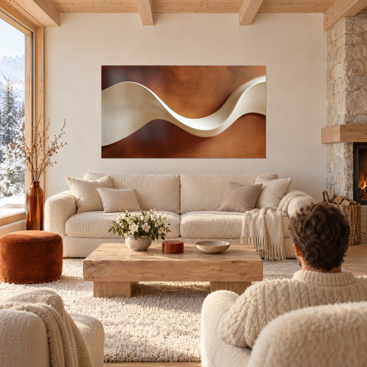 Tableau ruban ivoire ondulant sur fond ocre texturé, deux personnes de dos, chalet boisé, au-dessus d'un canapé dans un salon lumineux