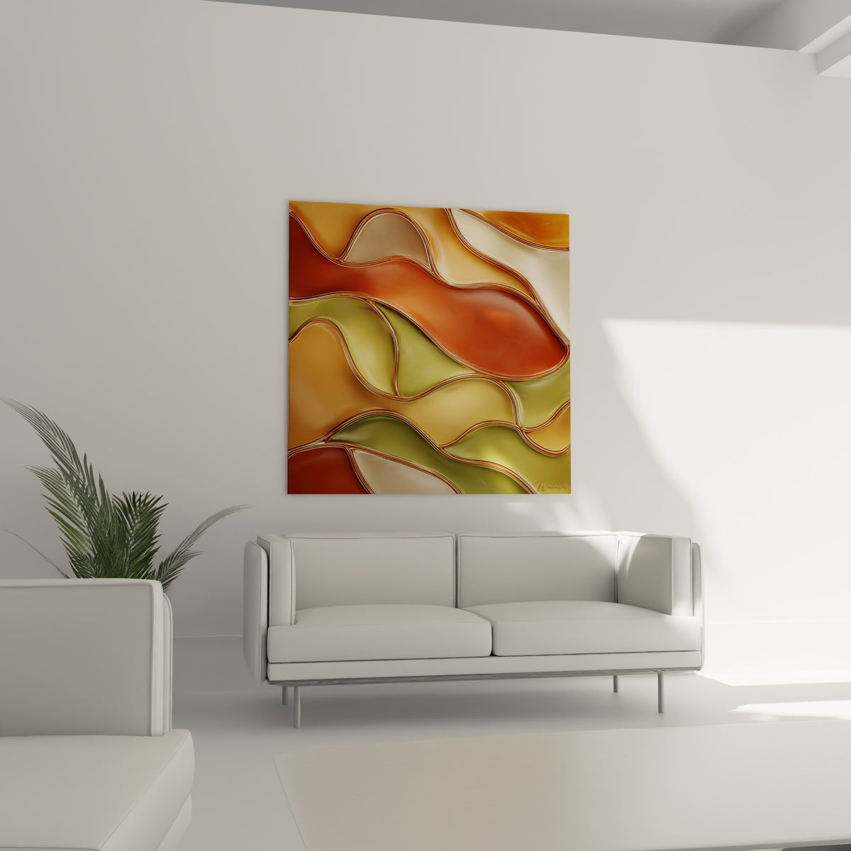 Ondulations ocre et anthracite aux reflets émaillés accrochées au-dessus d'un canapé dans un salon lumineux