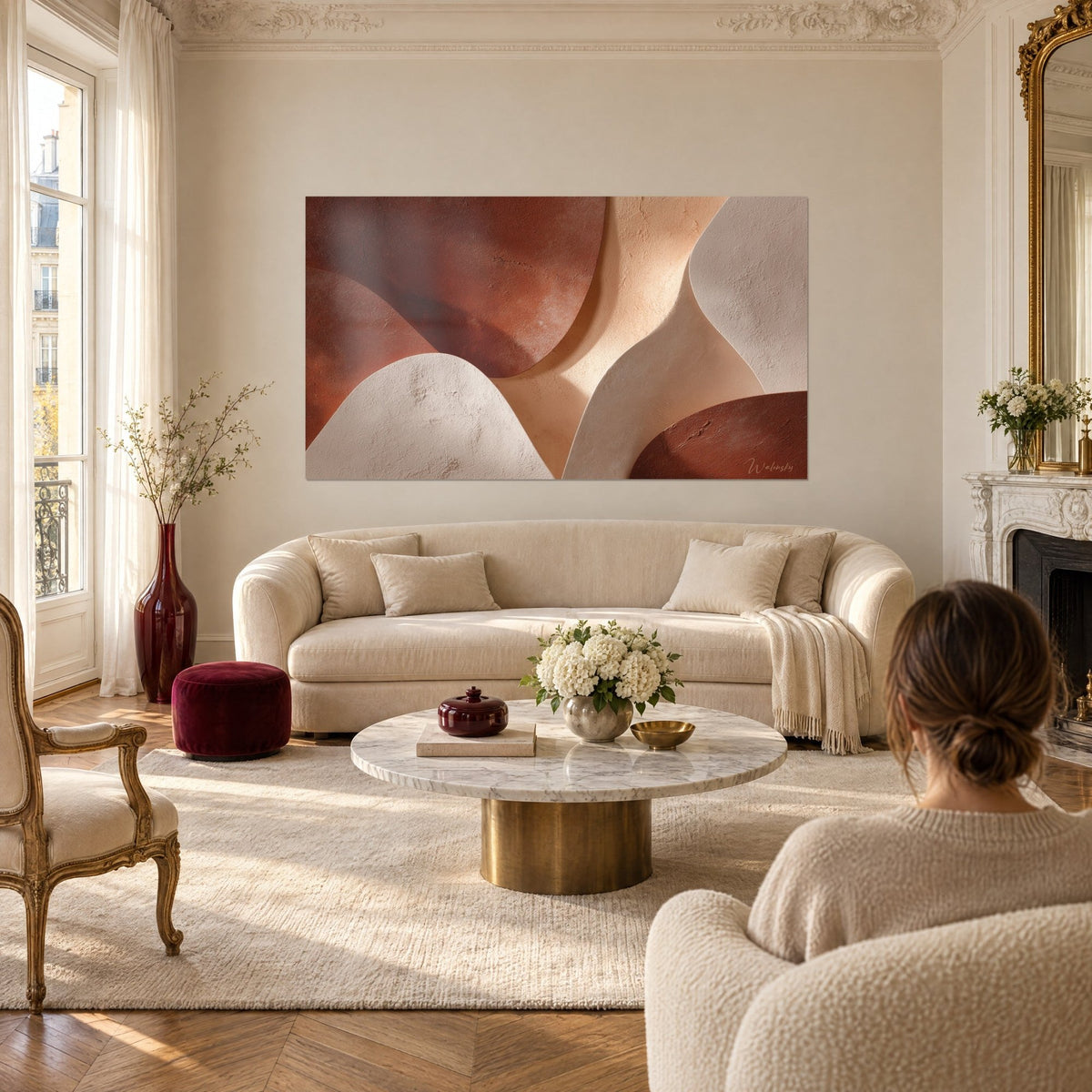 Tableau courbes sculptées brique et crème, lumière rasante sur le plâtre texturé, au-dessus d'un canapé dans un salon lumineux