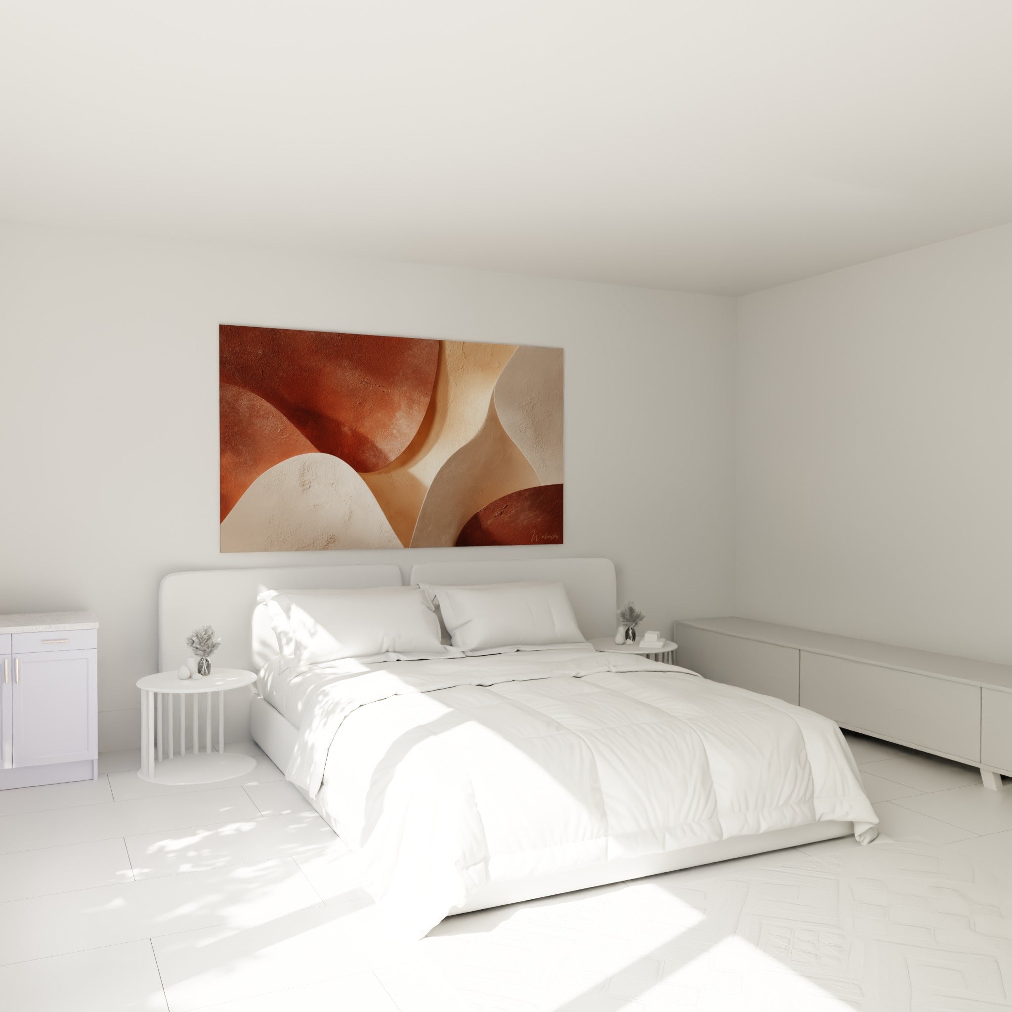 Volumes ondulants ocre et beige évoquant un mur enduit, accrochés au-dessus d'un lit dans une chambre claire