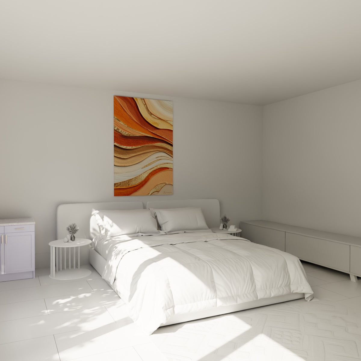 Courbes ocre et blanc cassé se déployant, œuvre placée au-dessus d'un lit dans une chambre claire