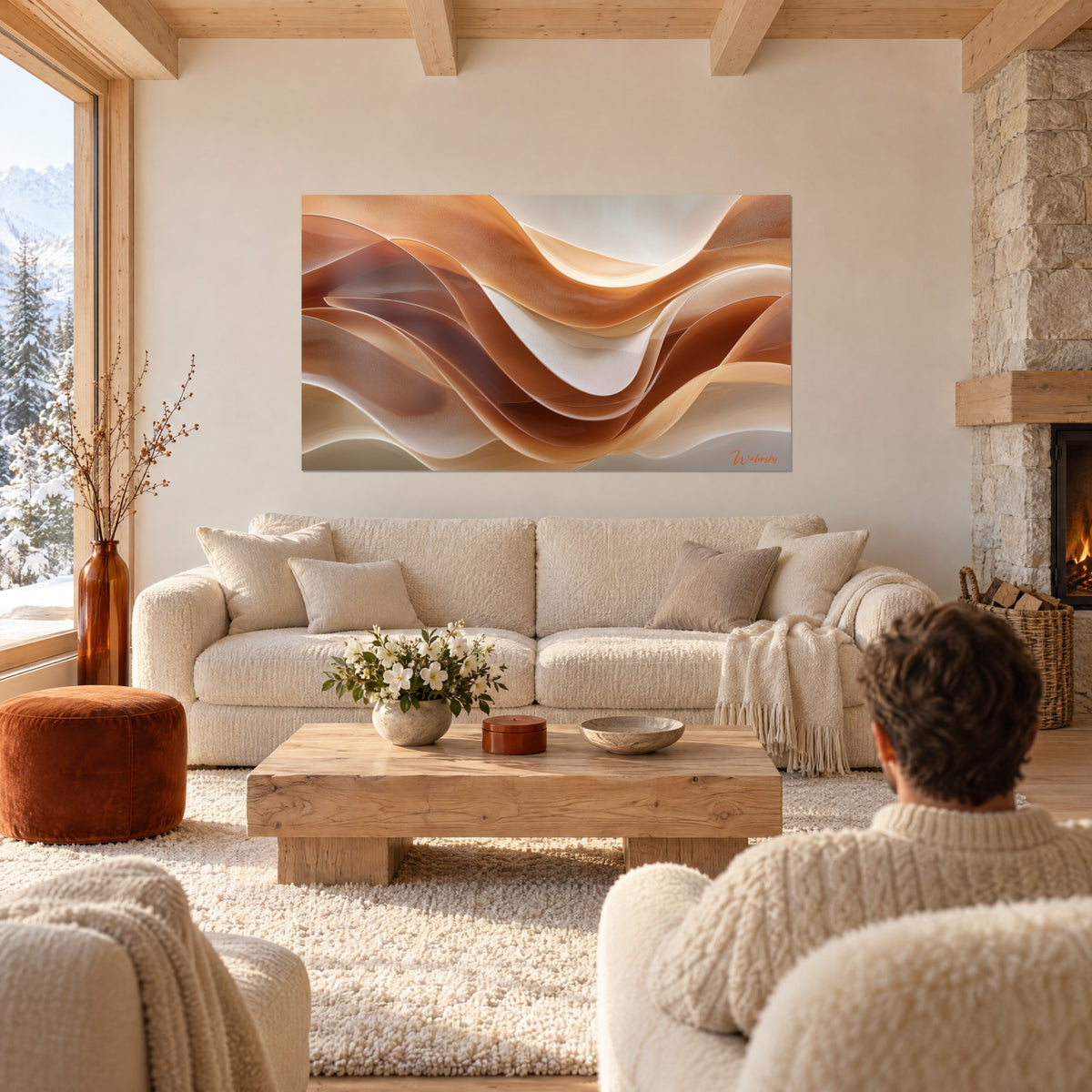 Tableau vagues drapées ocre et ivoire en relief soyeux, un homme de dos, au-dessus d'un canapé dans un salon lumineux