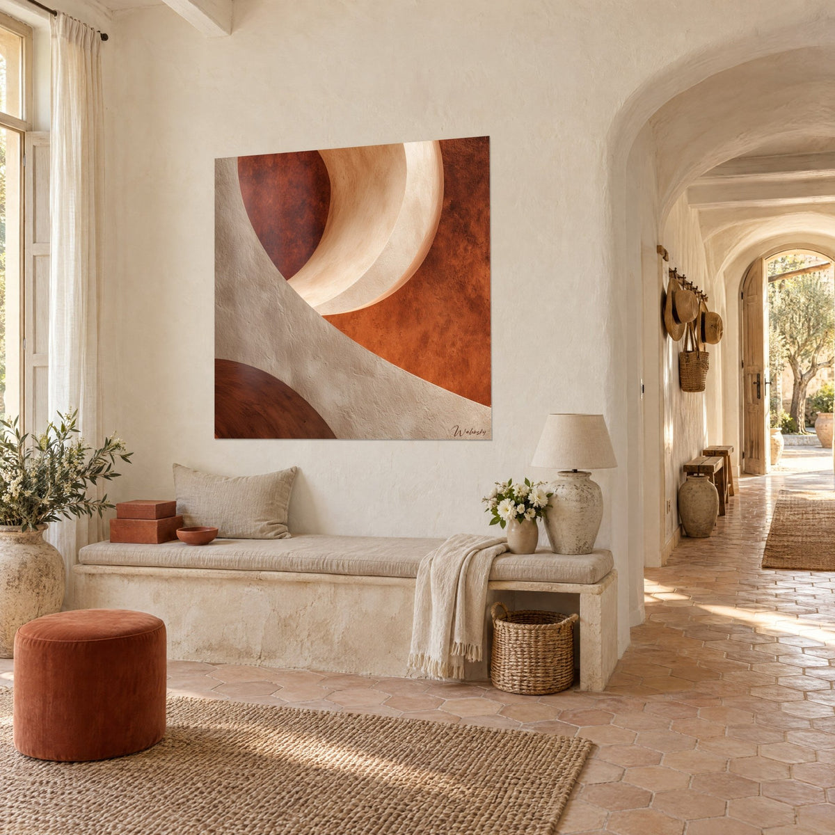 Schilderij met minerale krommingen in crèmebeige en terracotta, reliëf verlichte halve maan, driekwart zicht in de gewelfde gang van de masia