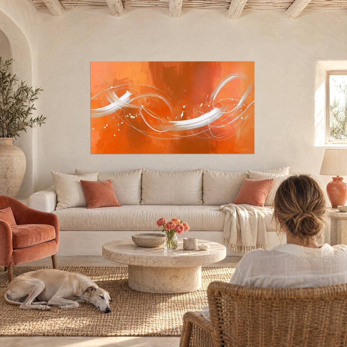 Tableau boucles blanches entrelacées sur fond orange vif, éclaboussures crème, accroché au-dessus d'un canapé dans un salon lumineux
