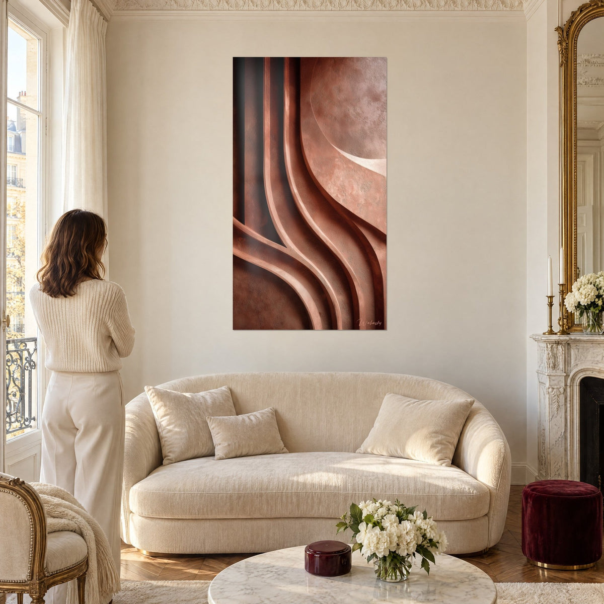 Tableau reliefs sinueux sculptés en terracotta et brun chocolat, vague claire en arc, femme de dos au-dessus d'un canapé dans un salon lumineux