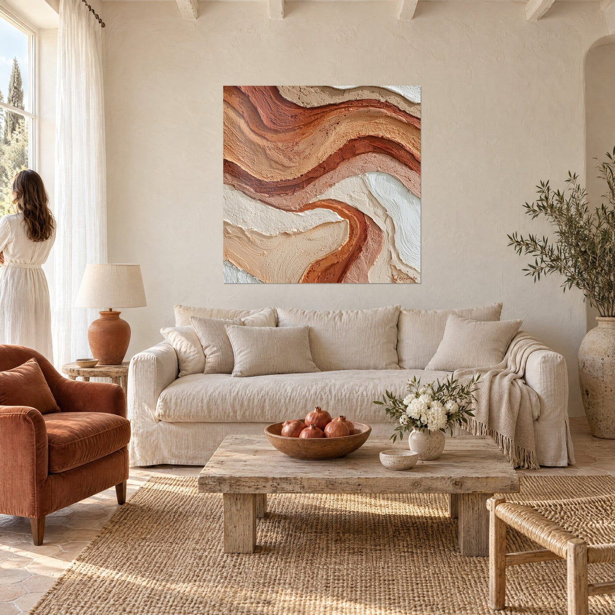 Πίνακας με κυματιστές στρώσεις σε terracotta και κρεμ, παχιά στρώματα χρώματος, μια γυναίκα από την πλάτη μπροστά, πάνω από έναν καναπέ σε φωτεινό σαλόνι