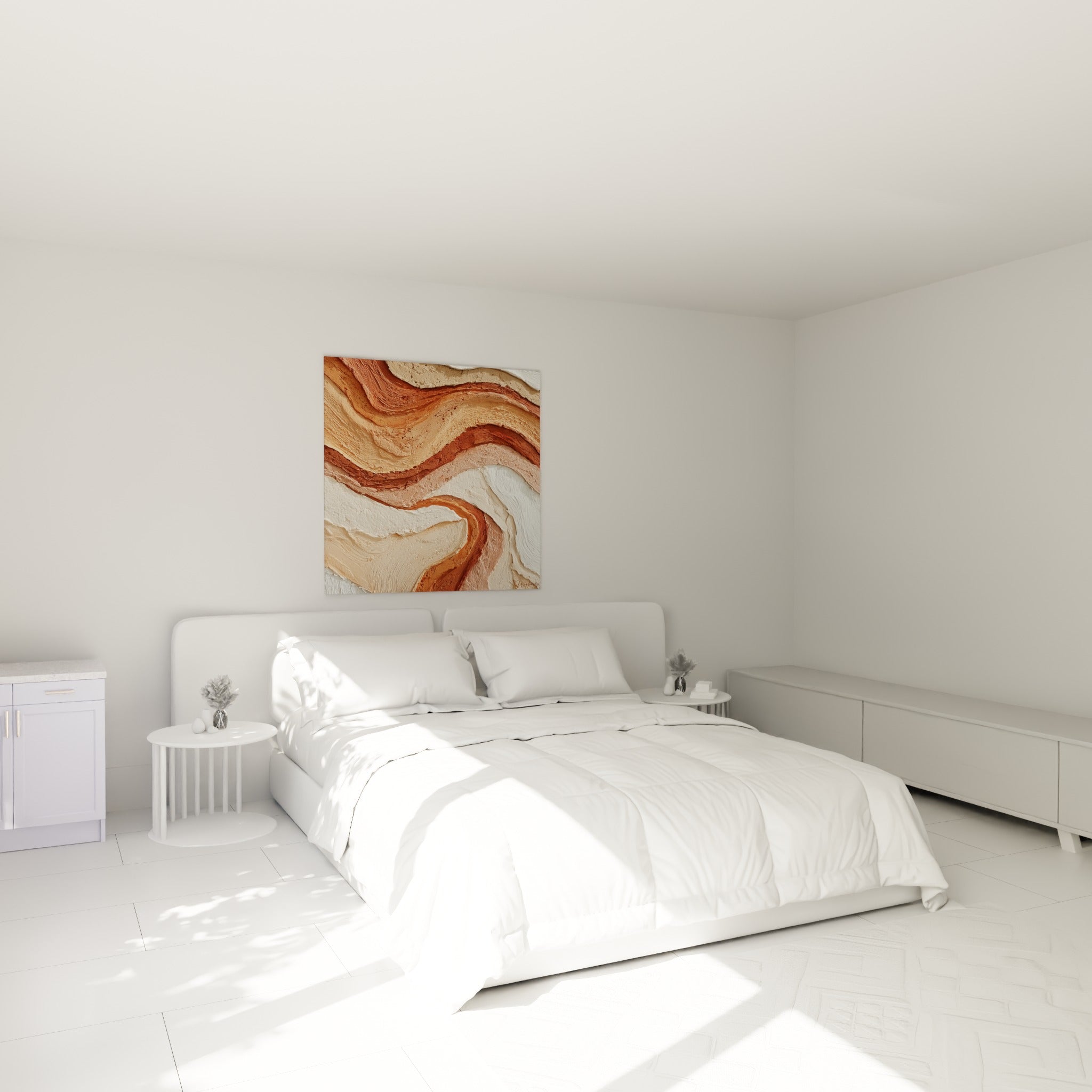 Courbes ocre et brun terracotta accrochées au-dessus d'un lit dans une chambre claire et lumineuse