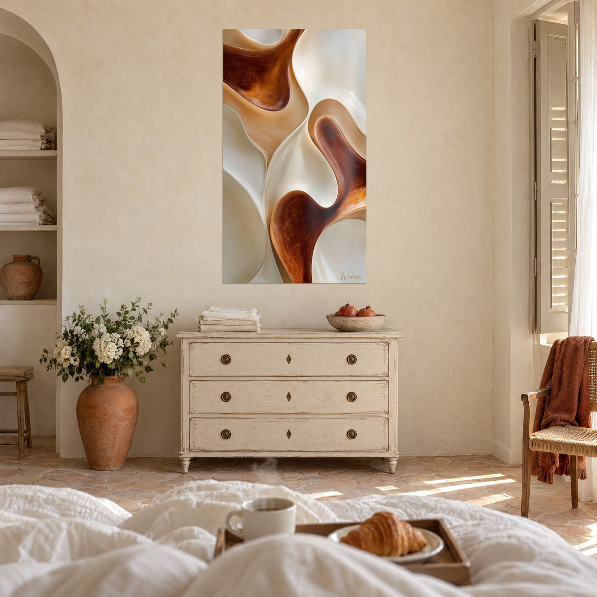 Tableau courbes veloutées terracotta et blanc cassé aux reflets laqués, au-dessus d'un lit dans une chambre claire