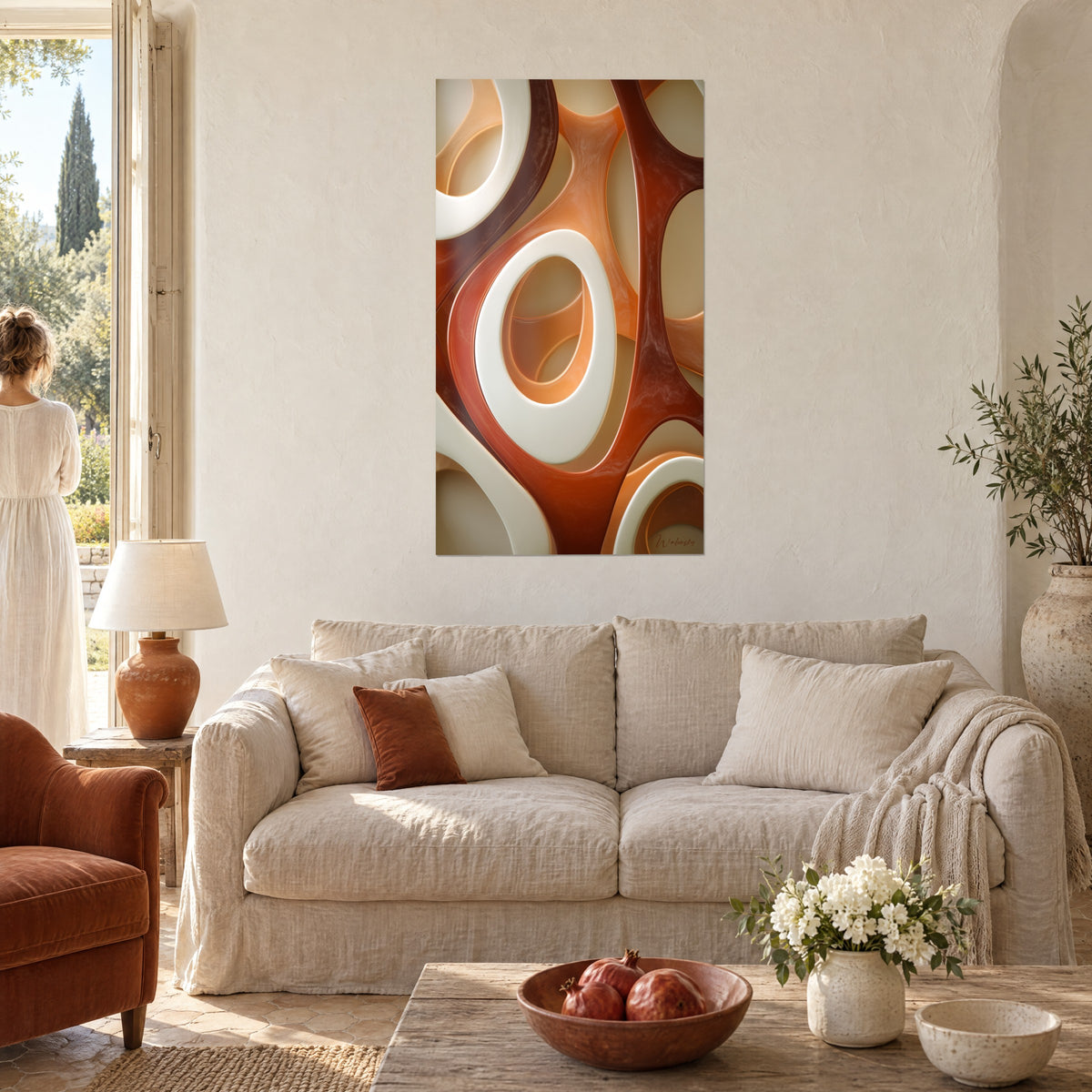 Schilderij ivoorkleurige gesneden ringen op een terracotta en oranje achtergrond, twee vrouwen van achteren, boven een bank in een lichte woonkamer