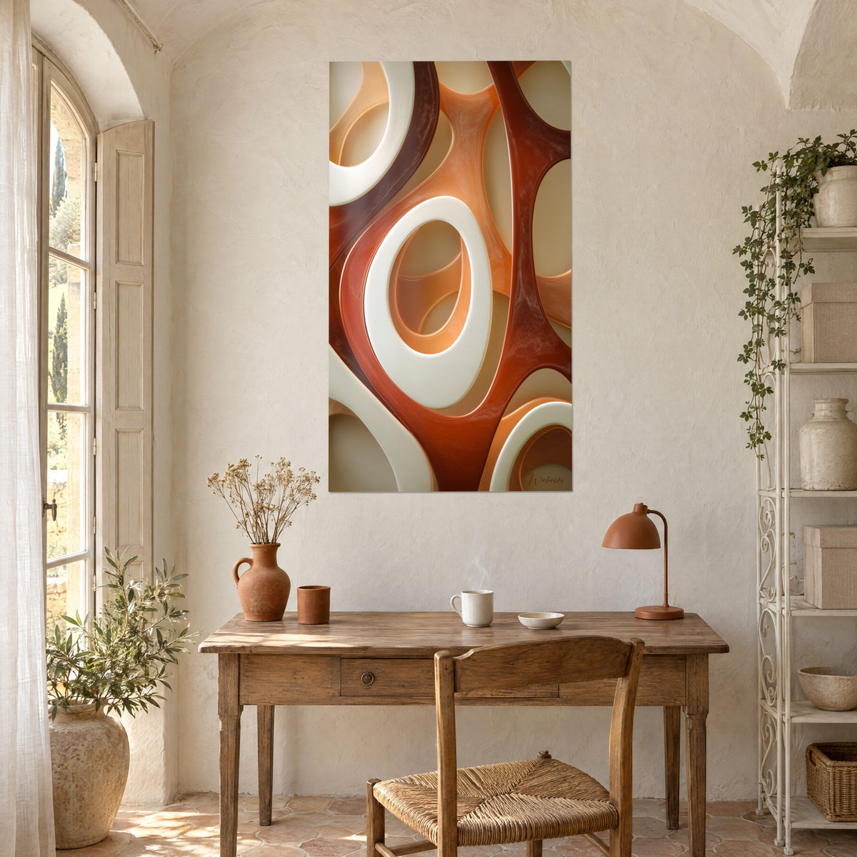 Schilderij afgeronde reliëfs in parelwit en terracotta bordeaux, gekalkte muur boven een houten bureau en een koperen lamp