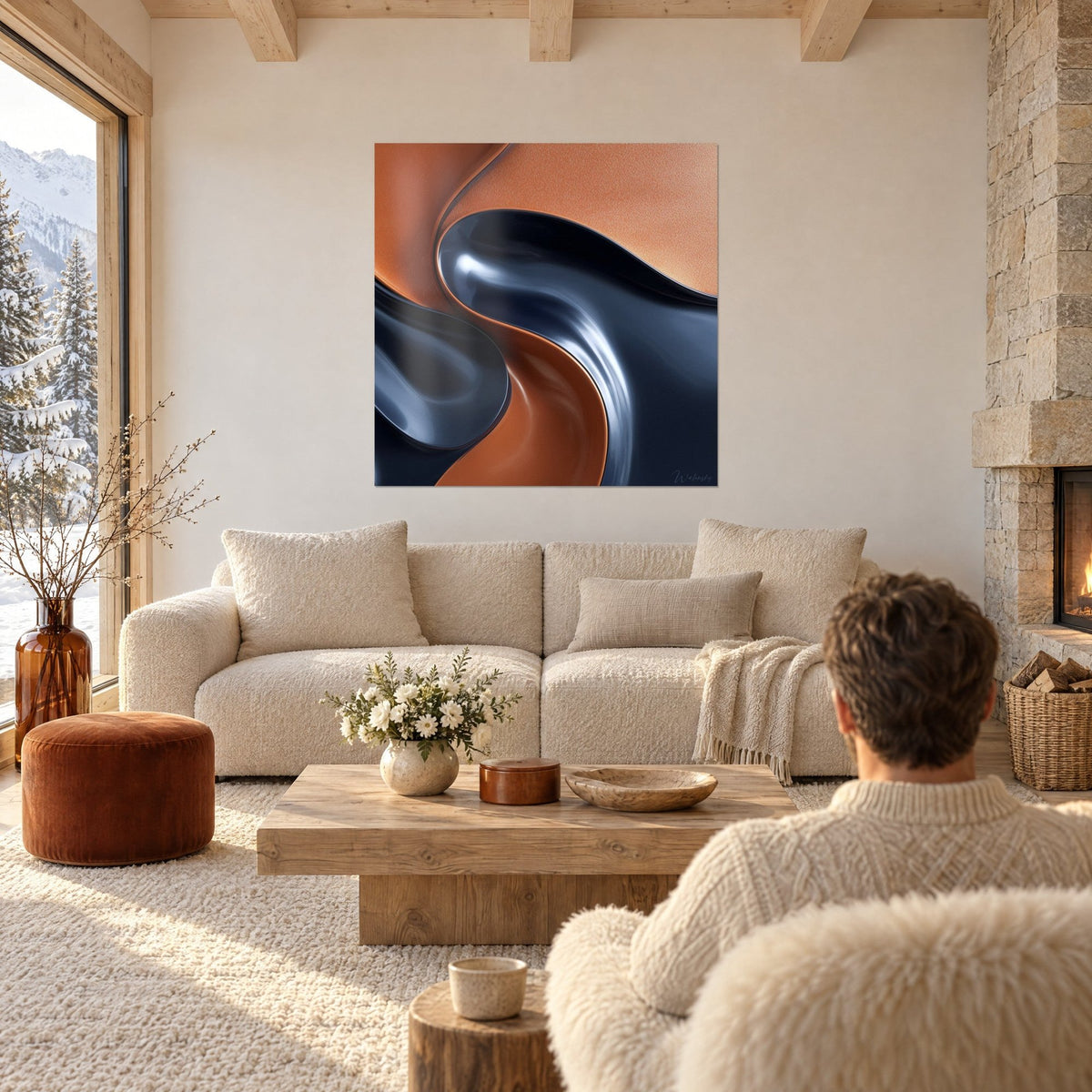 Quadro onde fluide in terracotta e blu notte intrecciate, due persone di spalle, sopra un divano in un soggiorno luminoso