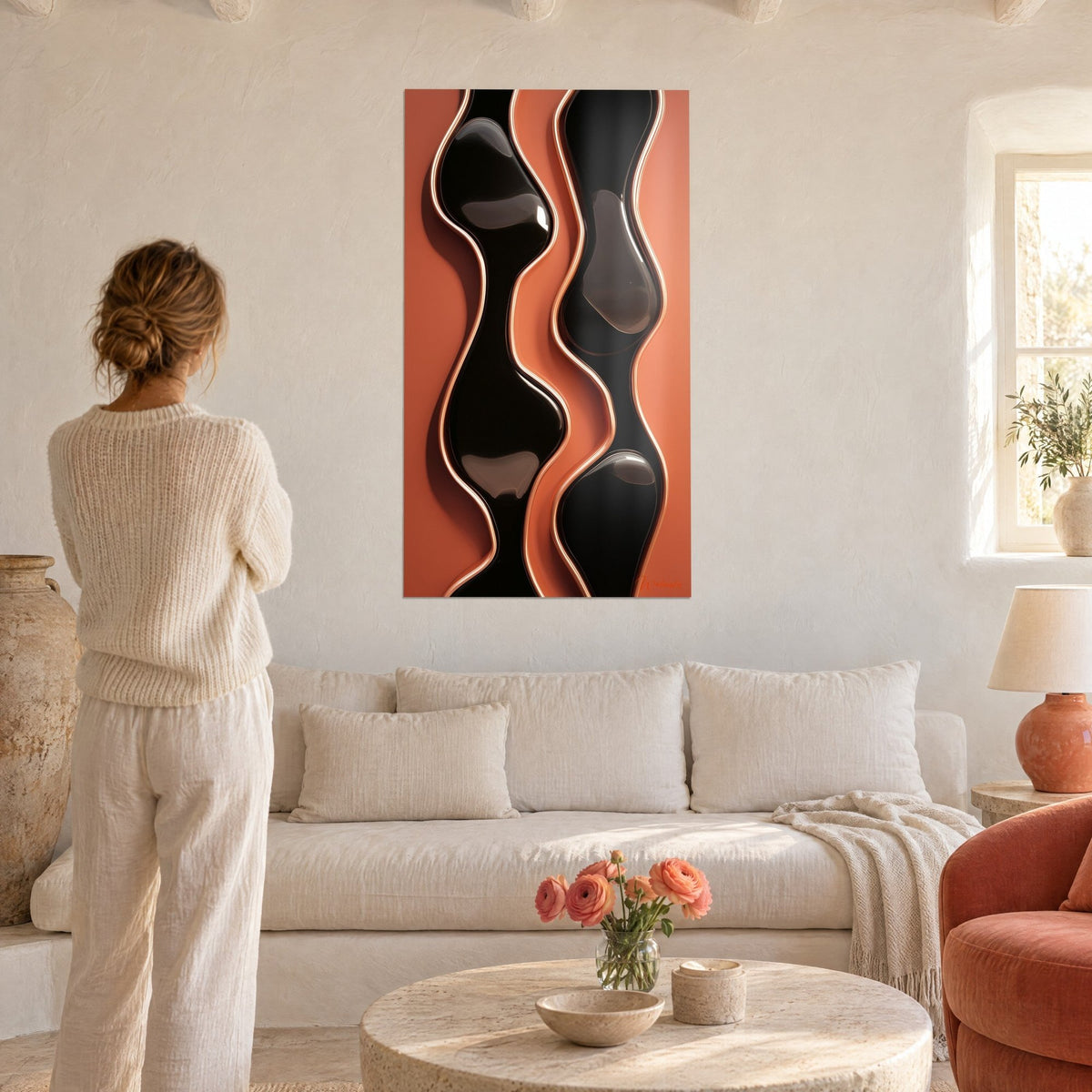 Quadro onde sinuose d'ebano cerchiate di rame su sfondo terracotta, donna di spalle, sopra un divano in un soggiorno luminoso