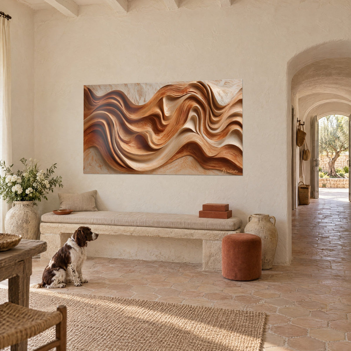 Tableau vagues de matière terracotta et ivoire aux plis profonds, spaniel brun et blanc assis, mas provençal en vue de trois-quarts
