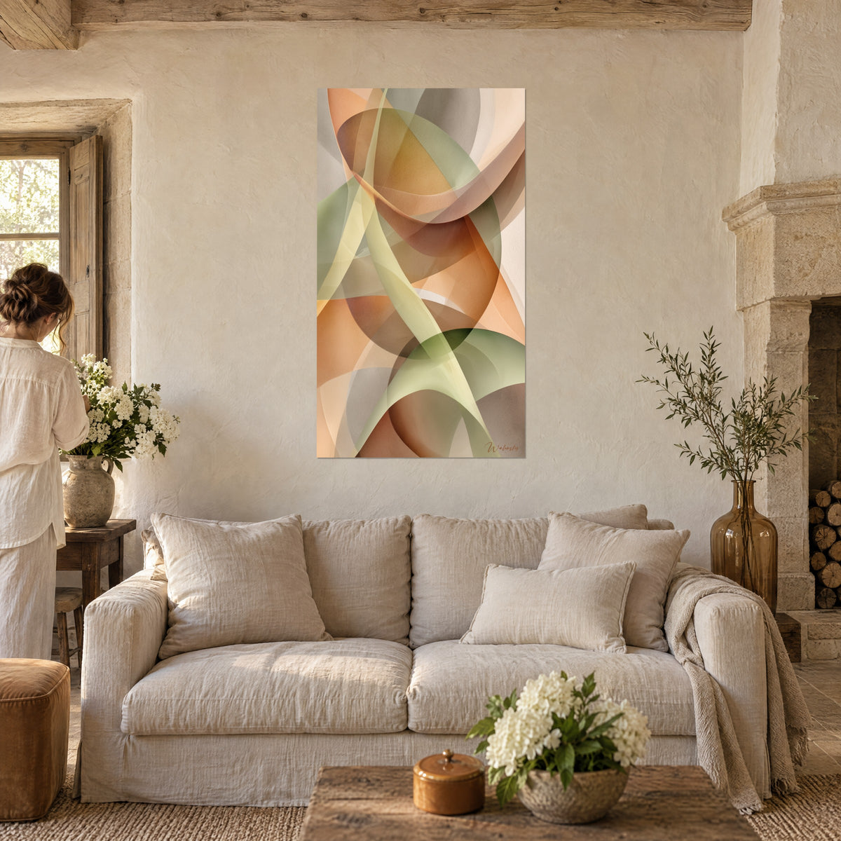 Tableau rubans translucides orange et vert sauge croisés en diagonale, une femme de dos, au-dessus d'un canapé dans un salon lumineux