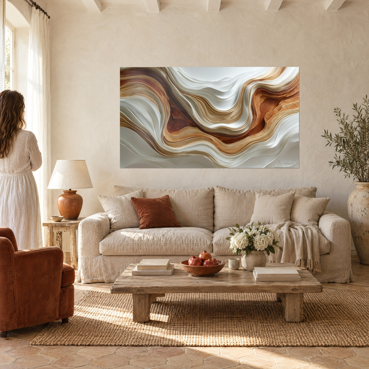 Schilderij met golvende lagen papier in ivoor en terracotta oker, vrouw met de rug naar de kijker, boven een bank in een lichte woonkamer