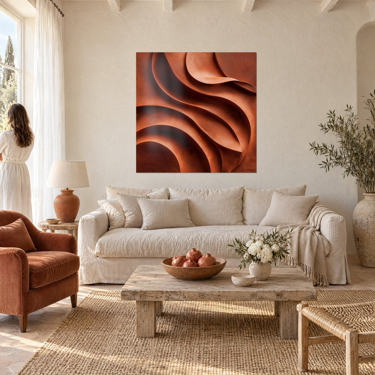 Tableau vagues sculptées en relief cuivre et ocre, courbes lisses, au-dessus d'un canapé dans un salon lumineux