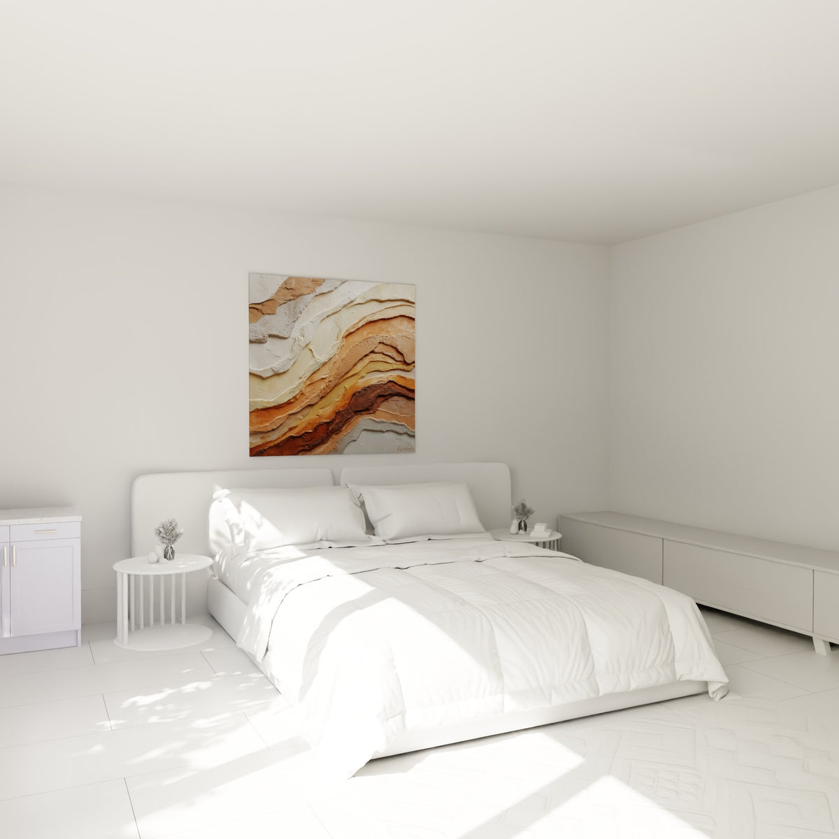 Courbes ocre et brun chocolat en relief sculptural, accrochées au-dessus d'un lit dans une chambre claire