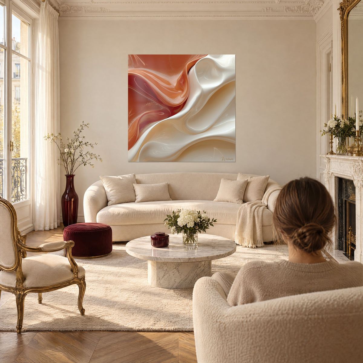 Schilderij met zijdezachte golvende terracotta en crème tinten met glanzende reflecties, koppel van achteren, boven een bank in een lichte woonkamer