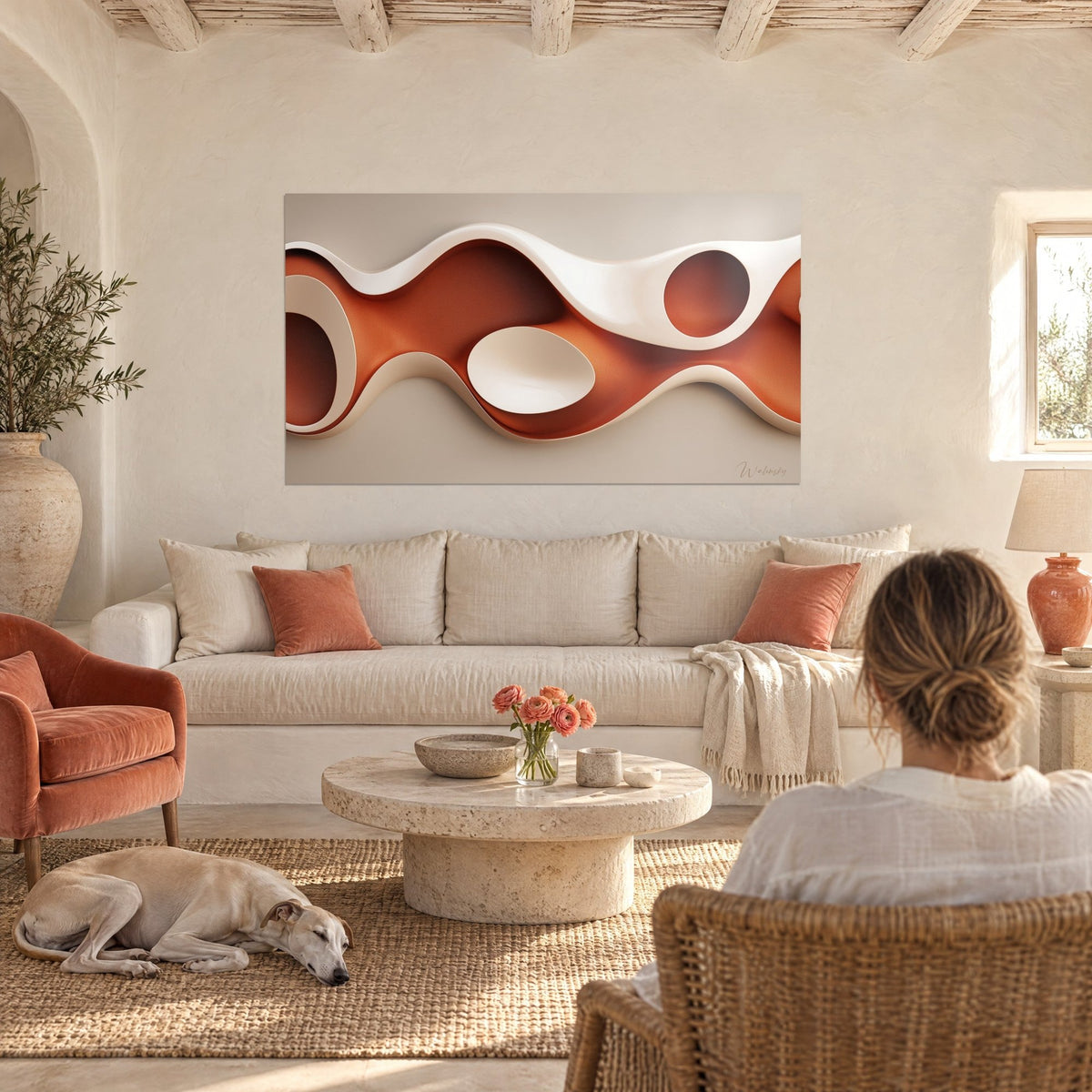 Πίνακας γλυπτό κύμα ελεφαντοστού και terracotta, δύο ωοειδείς κοιλότητες, πάνω από έναν καναπέ σε φωτεινό σαλόνι