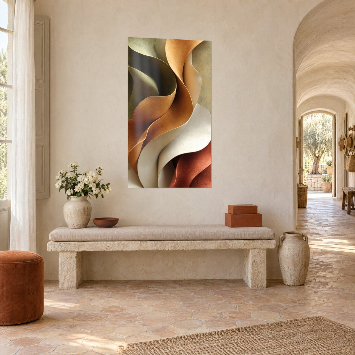 Tableau sculpture murale aux volutes orangées et crème, texture granuleuse, face à un banc de pierre dans un mas provençal