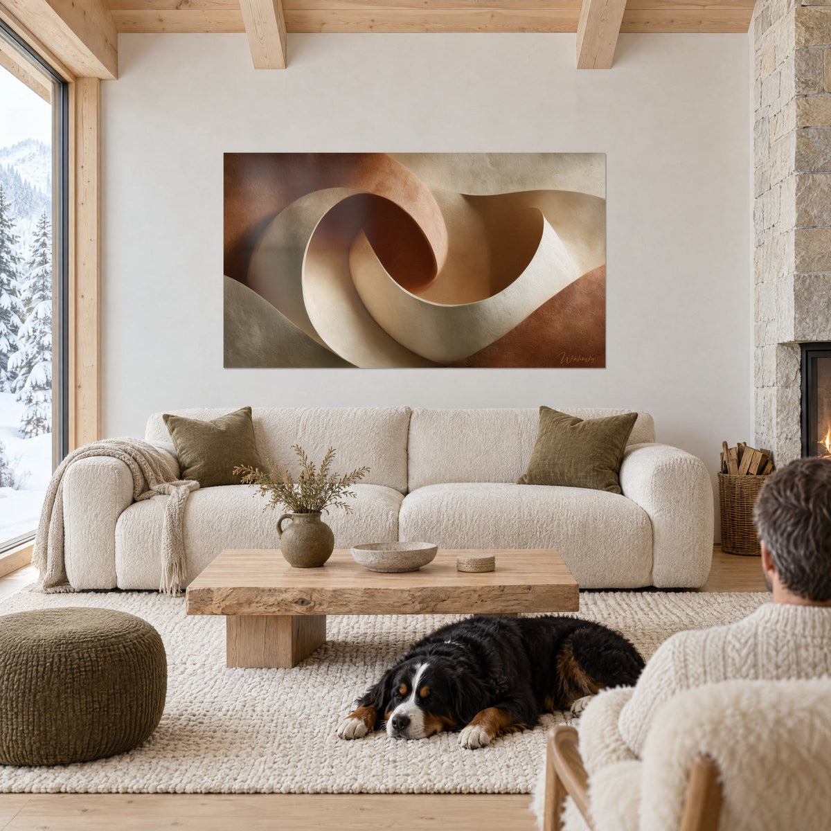 Tableau spirale sculpturale beige et brique, rubans de papier enroulés, au-dessus d'un canapé dans un salon lumineux