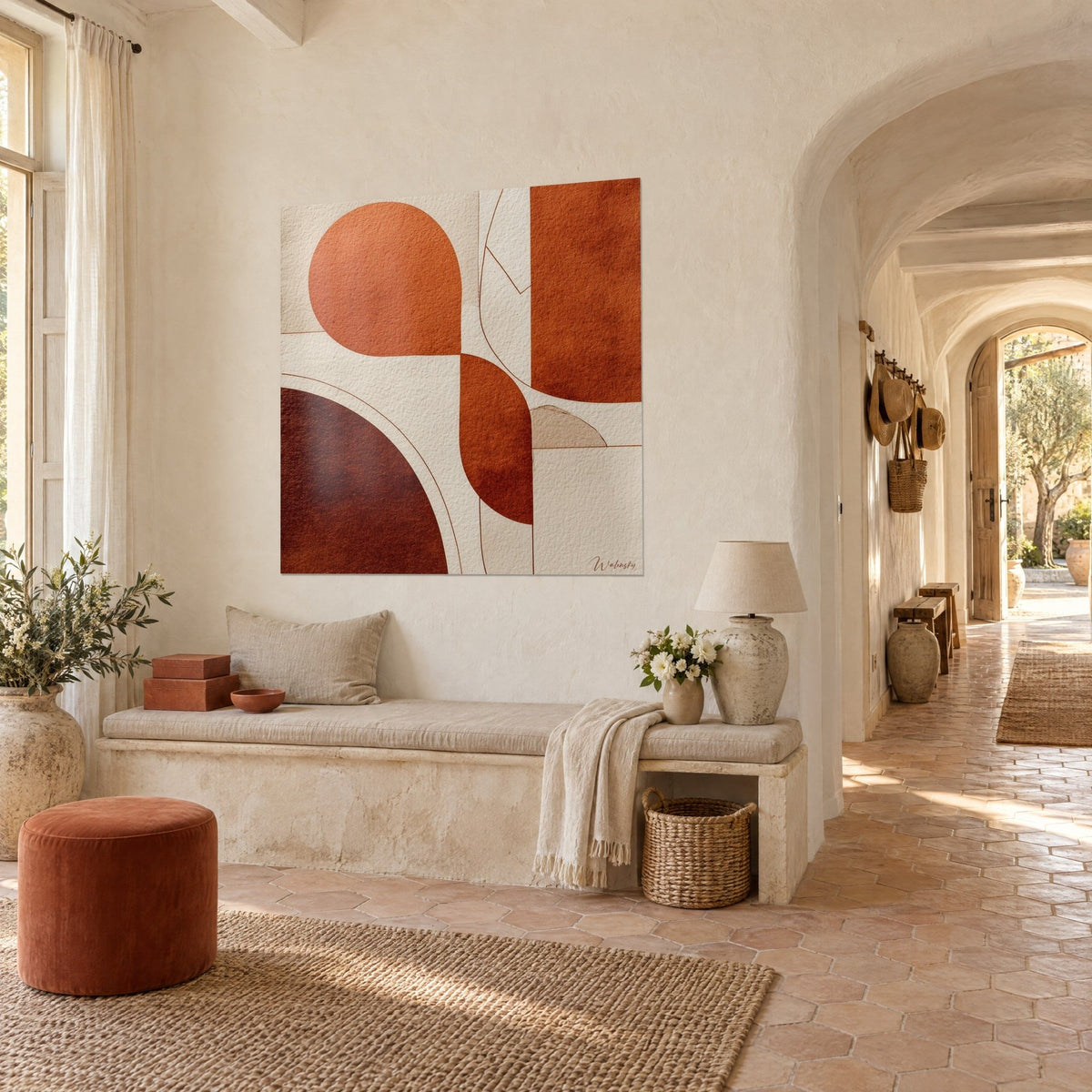 Tableau composition abstraite terracotta, gouttes orangées sur fond sable, en trois-quarts dans une entrée voûtée du mas provençal
