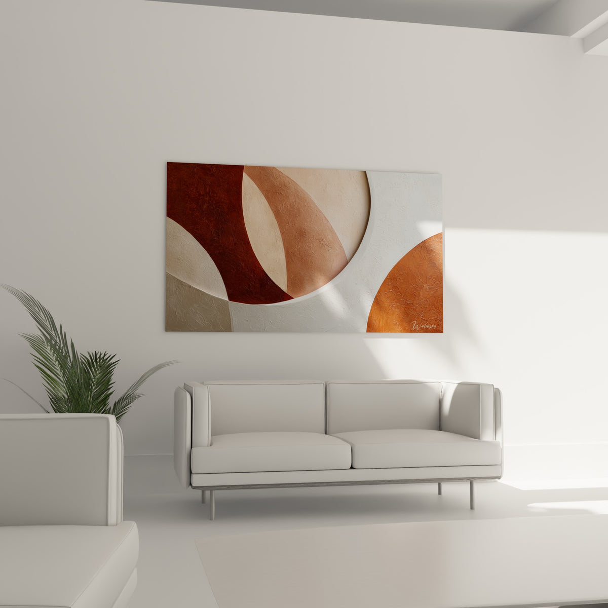 Courbes terracotta et brunes de cette œuvre abstraite suspendue au-dessus d'un canapé dans un salon lumineux