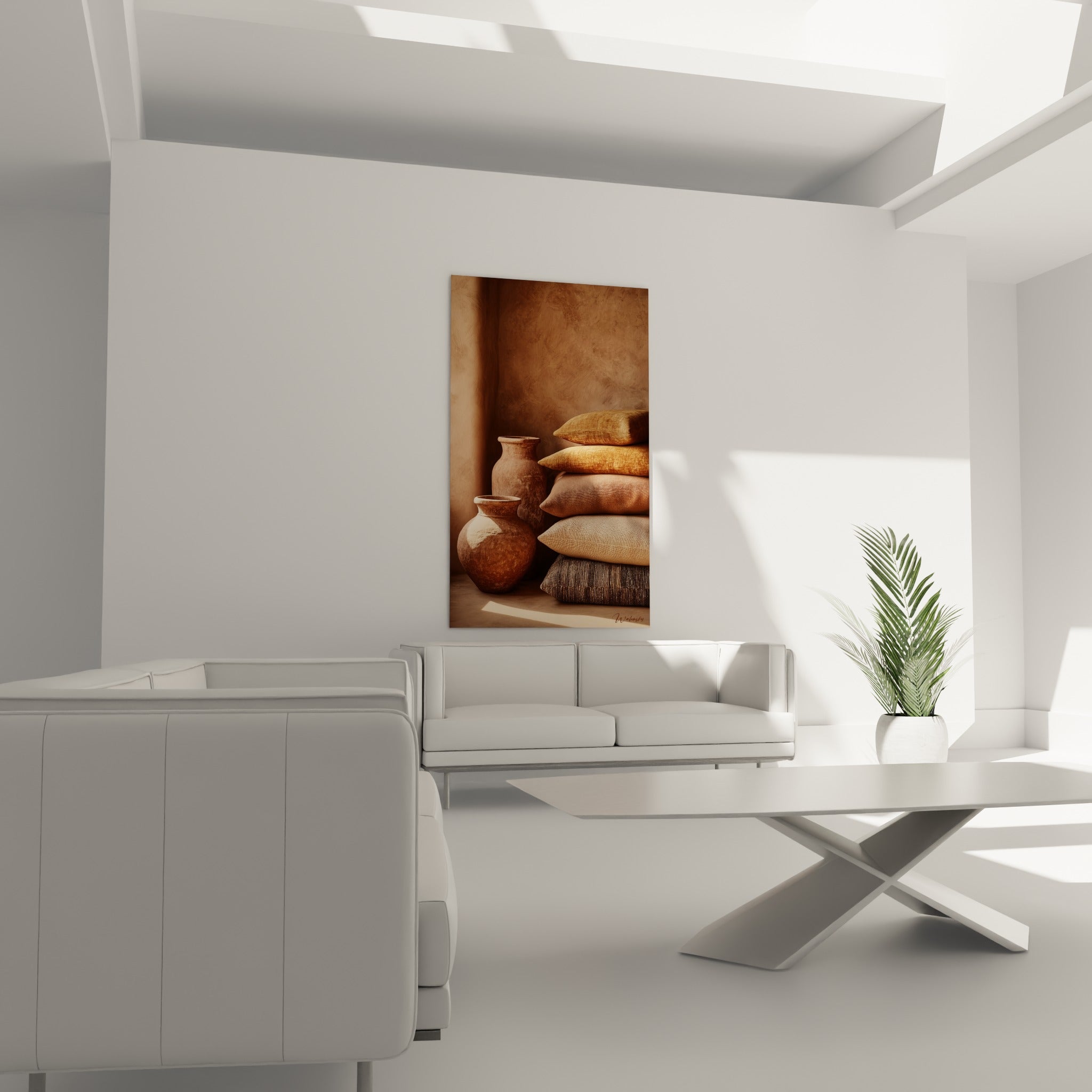 Poteries d'argile et coussins ambrés se dressent au-dessus d'un canapé dans un salon lumineux.