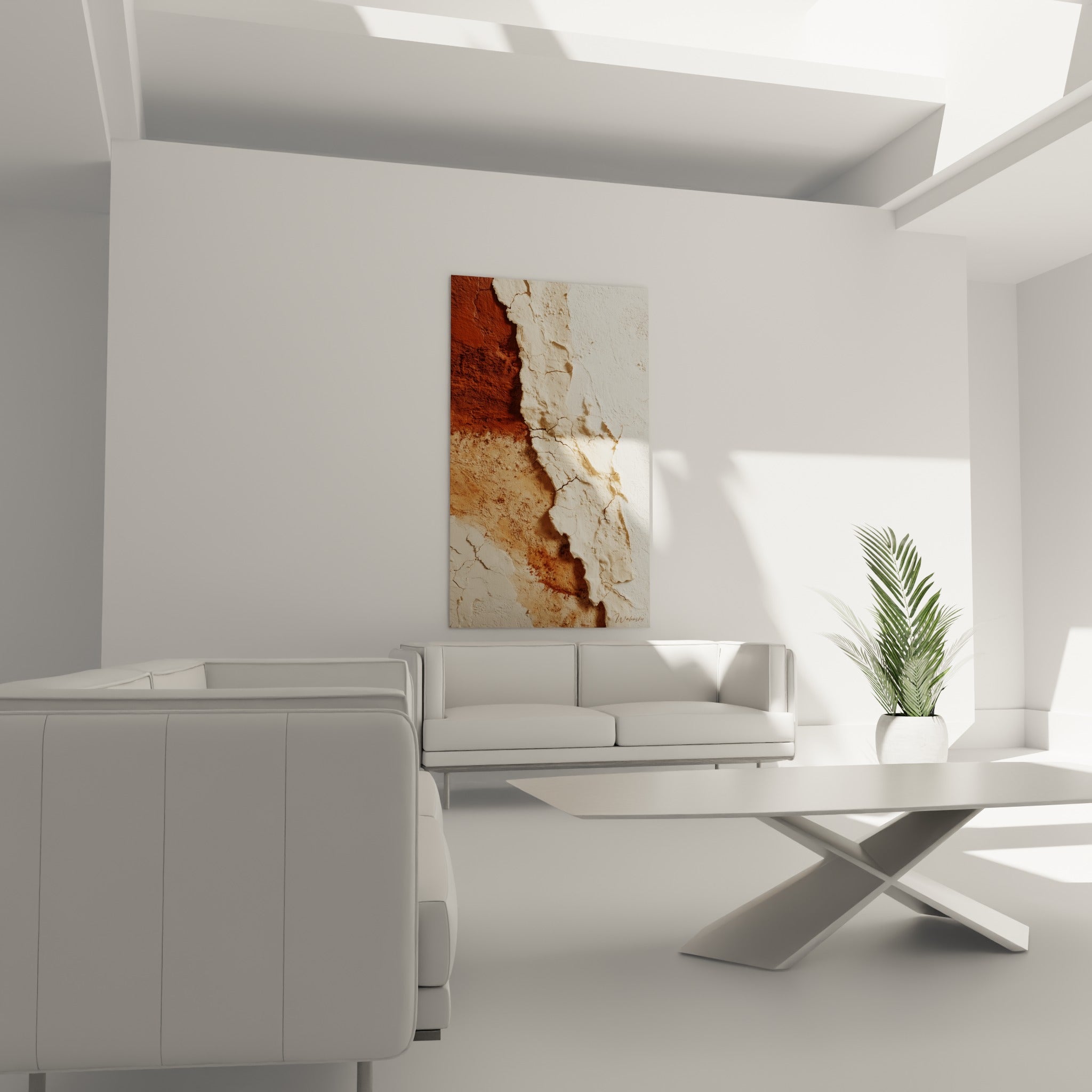 Fissures ocre et rouille sur fond blanc cassé disposées au-dessus d'un canapé dans un salon lumineux