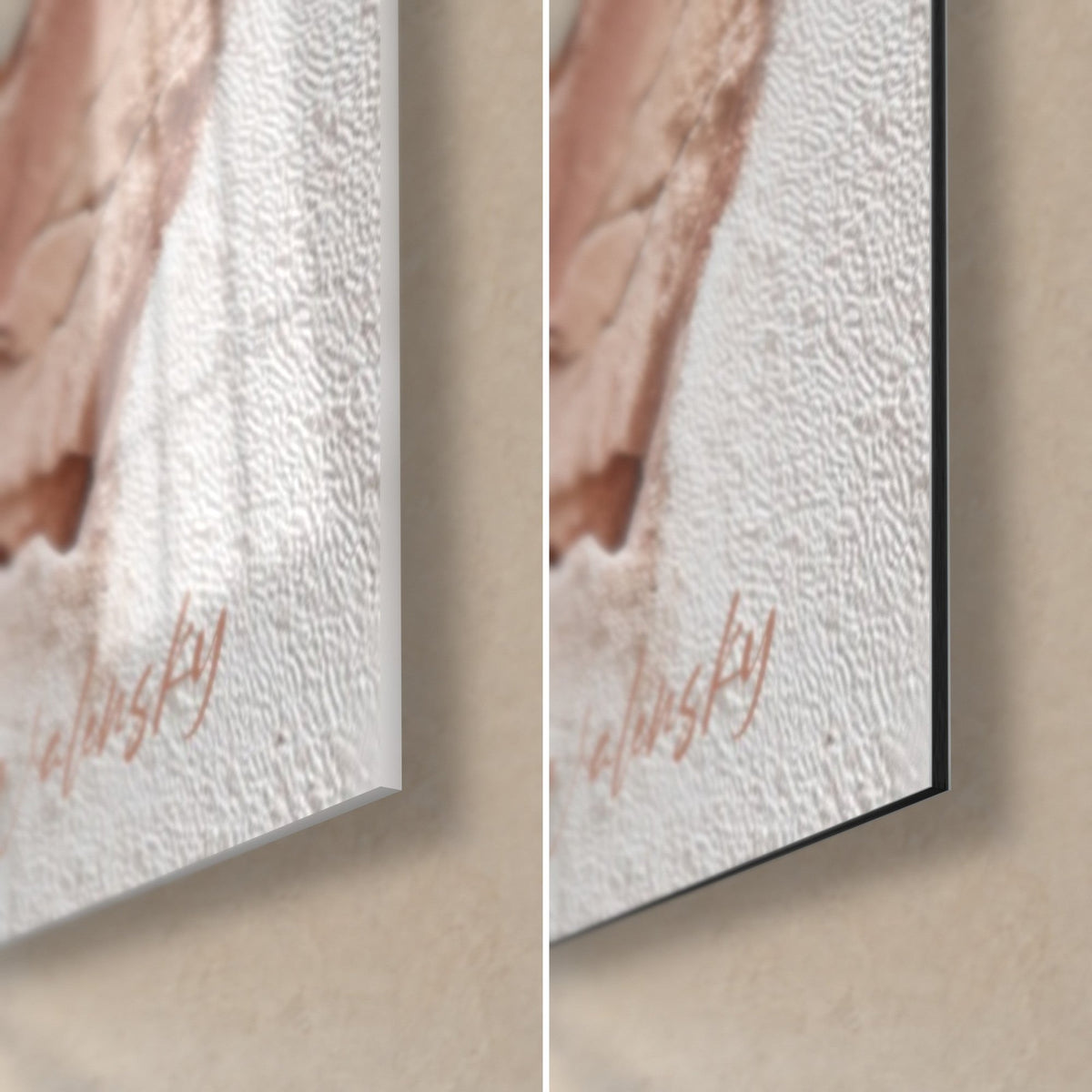 Tableau enduit fissuré blanc et brique, coin bas droit : verre acrylique brillant à gauche, Dibond mat à droite, tranche noire de 3 mm