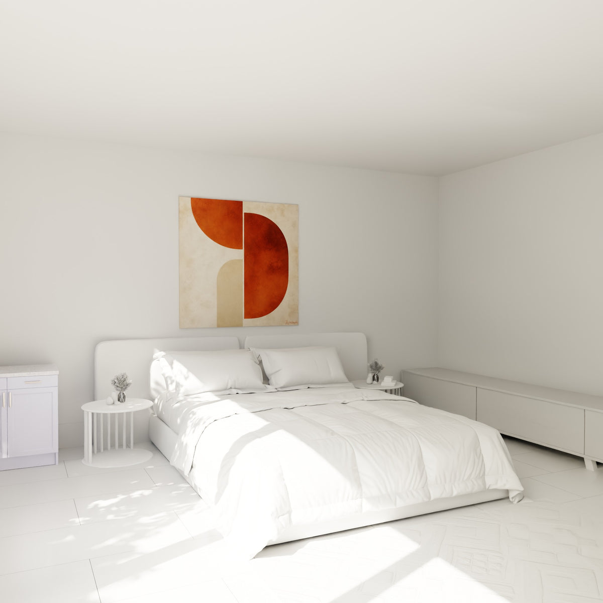 Formes arquées rouille et sable accrochées au-dessus d'un lit dans une chambre claire