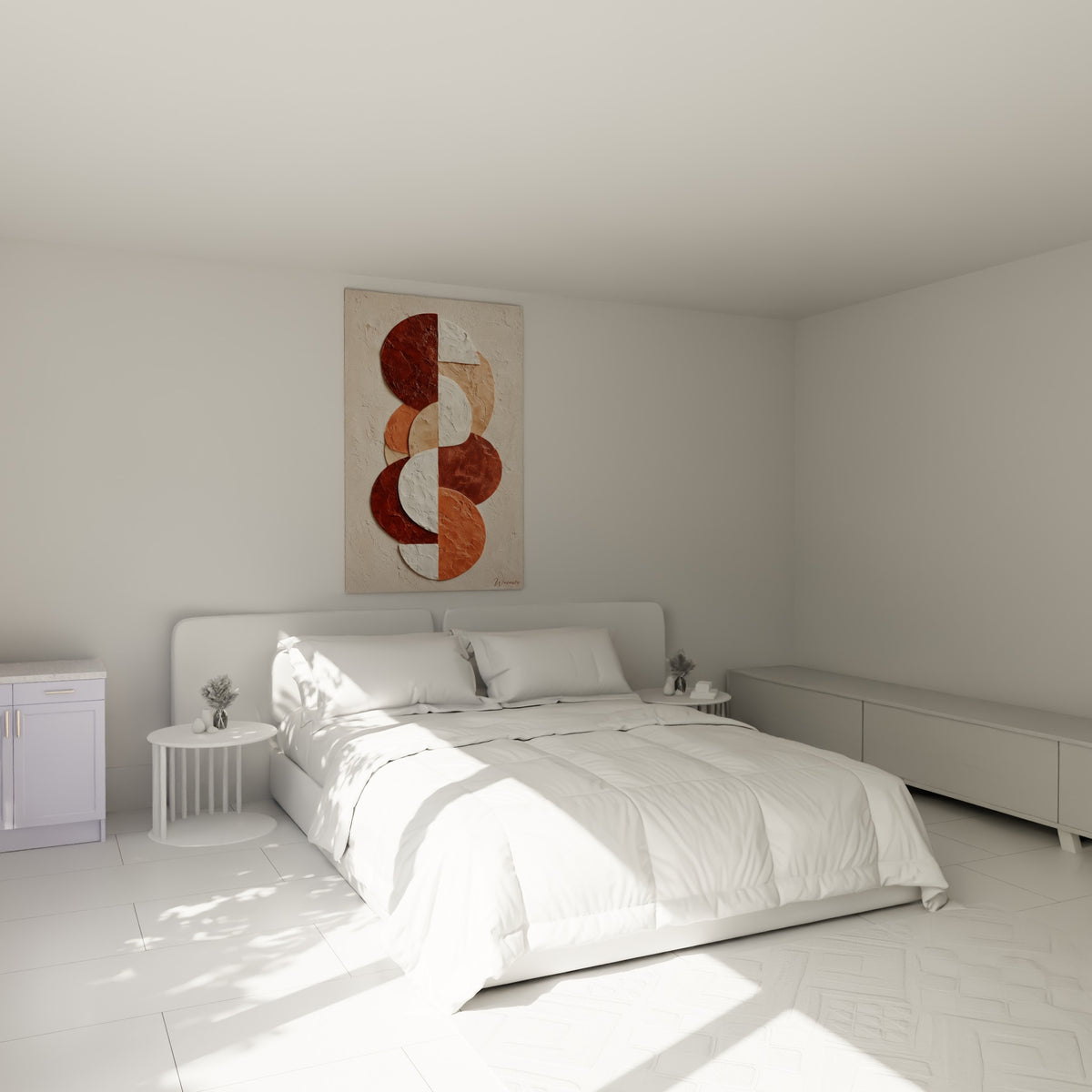 Demi-cercles terracotta et blanc superposés, accrochés au-dessus d'un lit dans une chambre claire