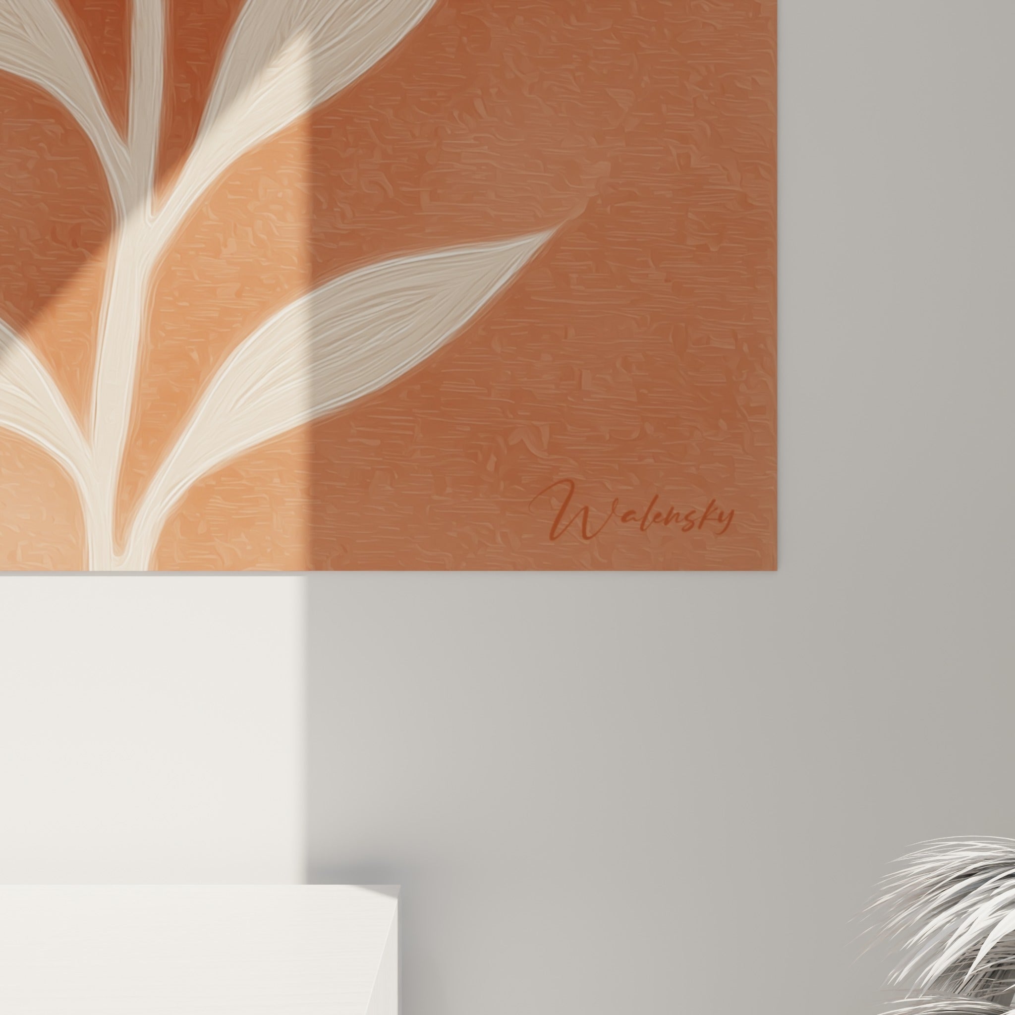 Détail de la gravure crème sur fond terracotta, trait fin et texture minérale visibles de près
