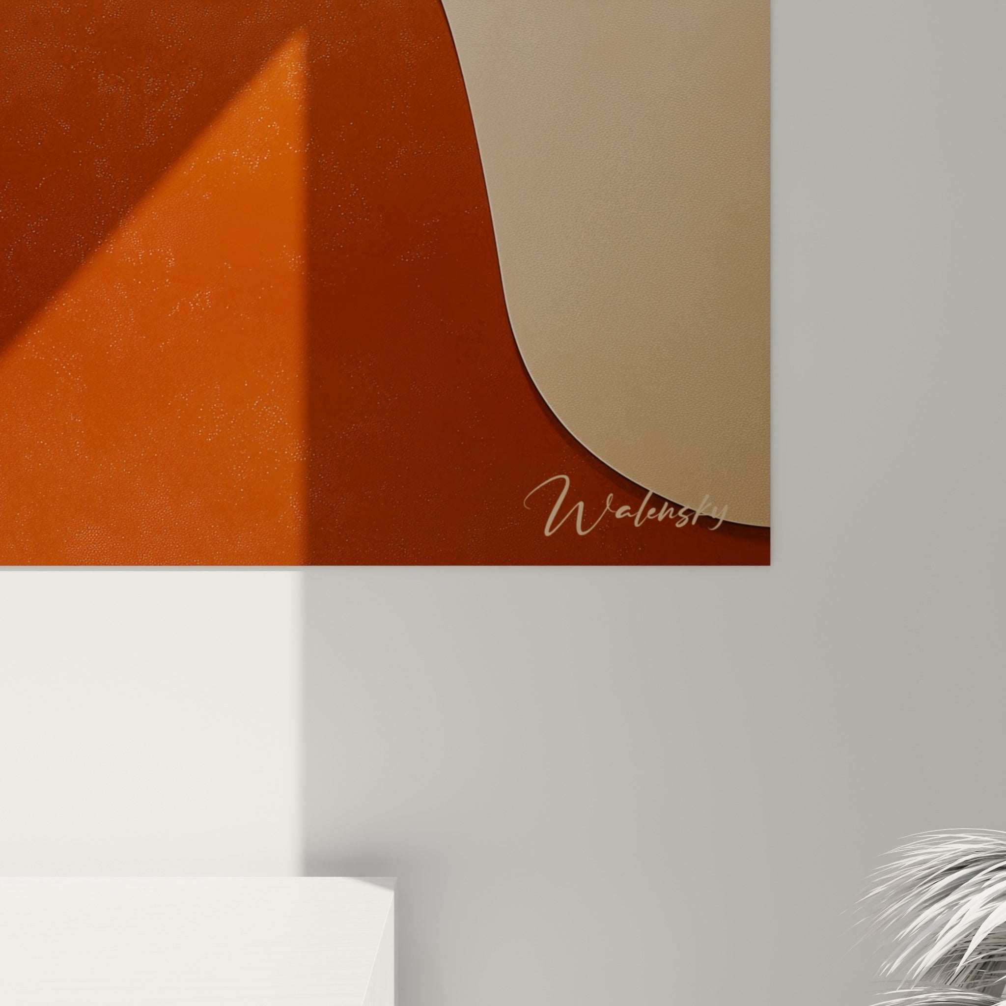 Détail de la matière laquée terracotta et beige où les contours des formes captent la lumière