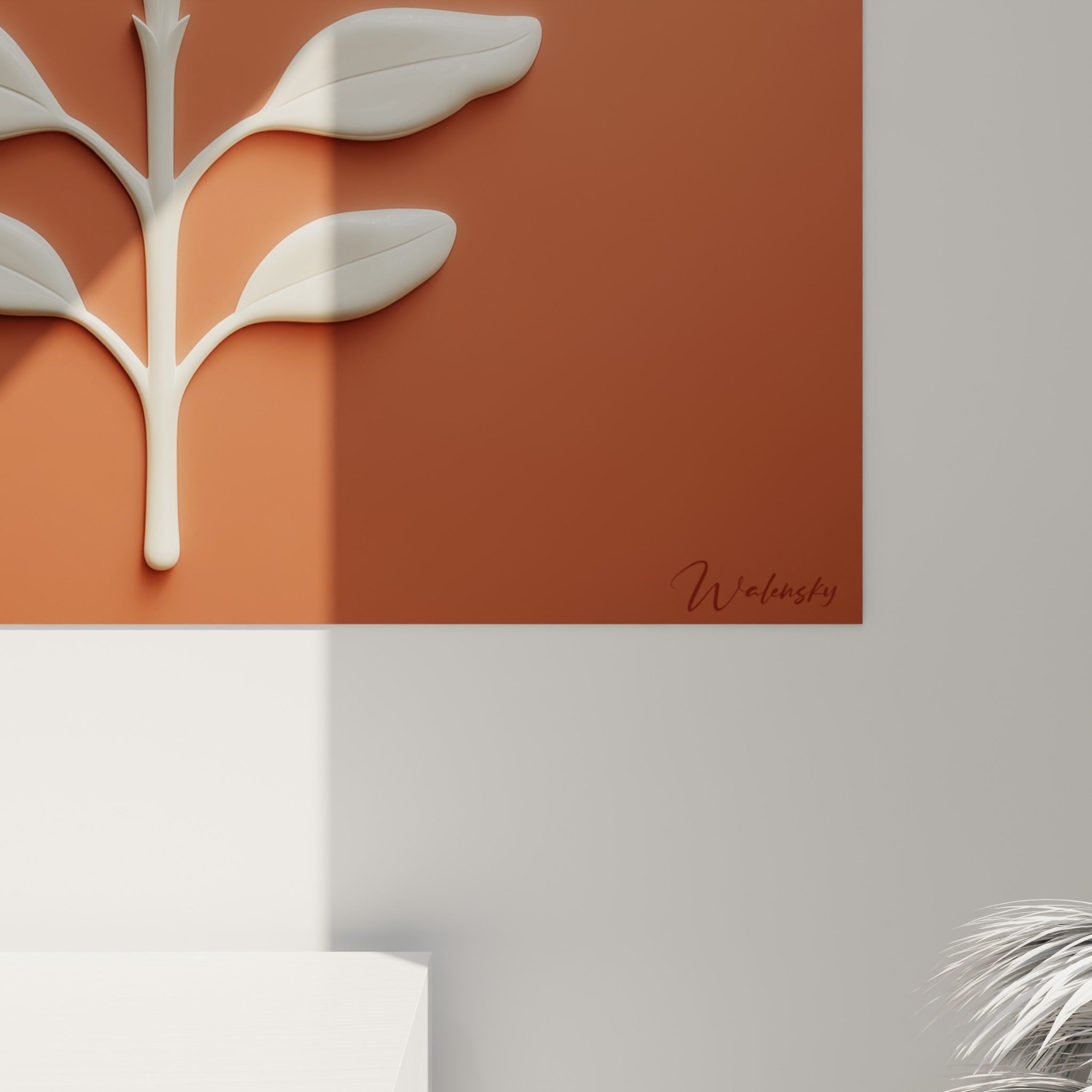Détail du relief laqué terracotta et ivoire, grain lisse et reflets nets sur les pétales sculptés