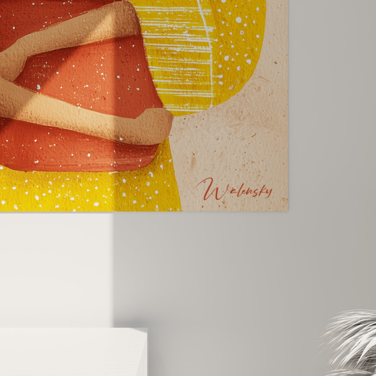 Détail des pétales jaunes texturés et du pot terracotta granuleux, avec traits blancs sur la manche du vêtement