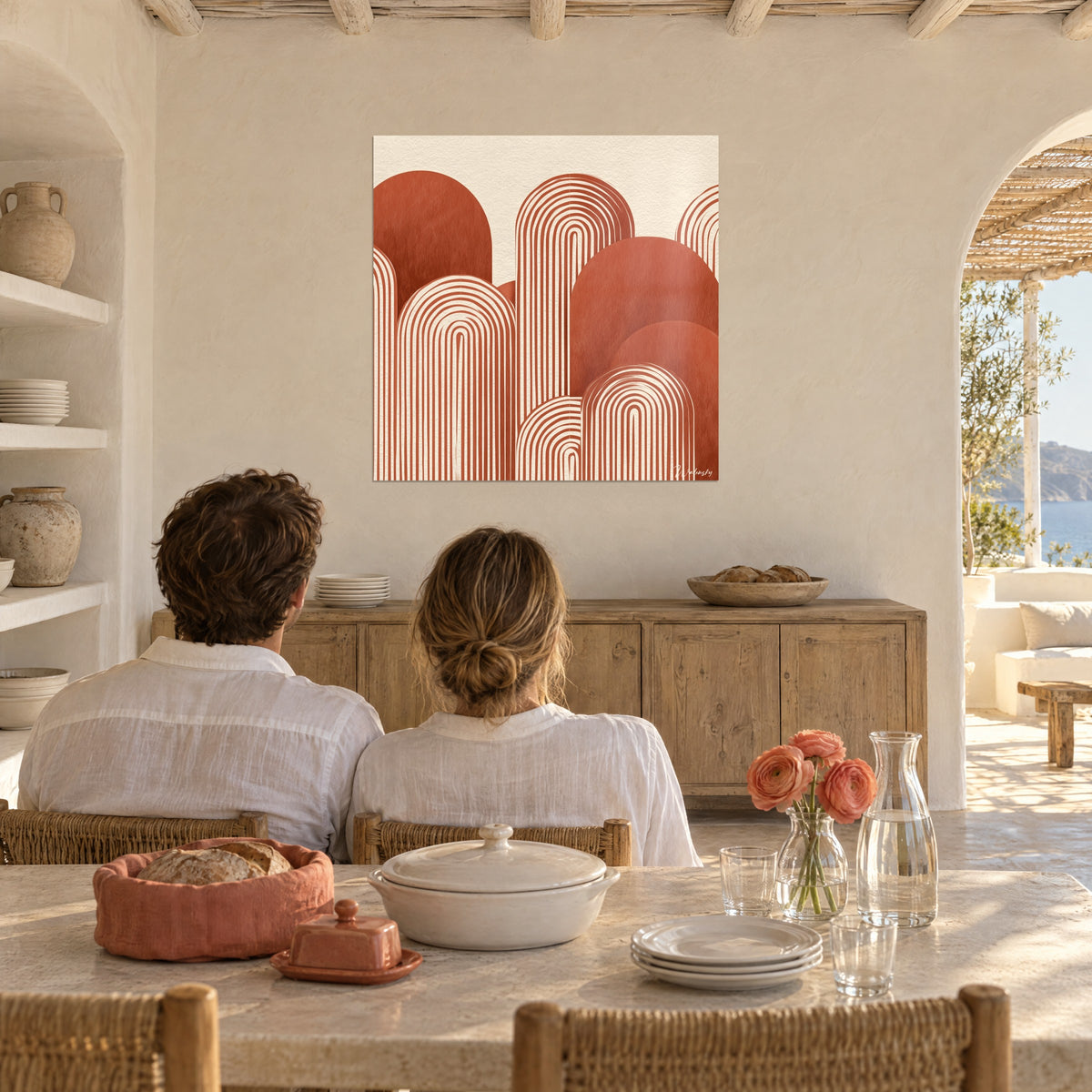 Tableau dômes roux superposés, traits parallèles couleur crème sur papier grainé, face à un couple de dos près d'une table
