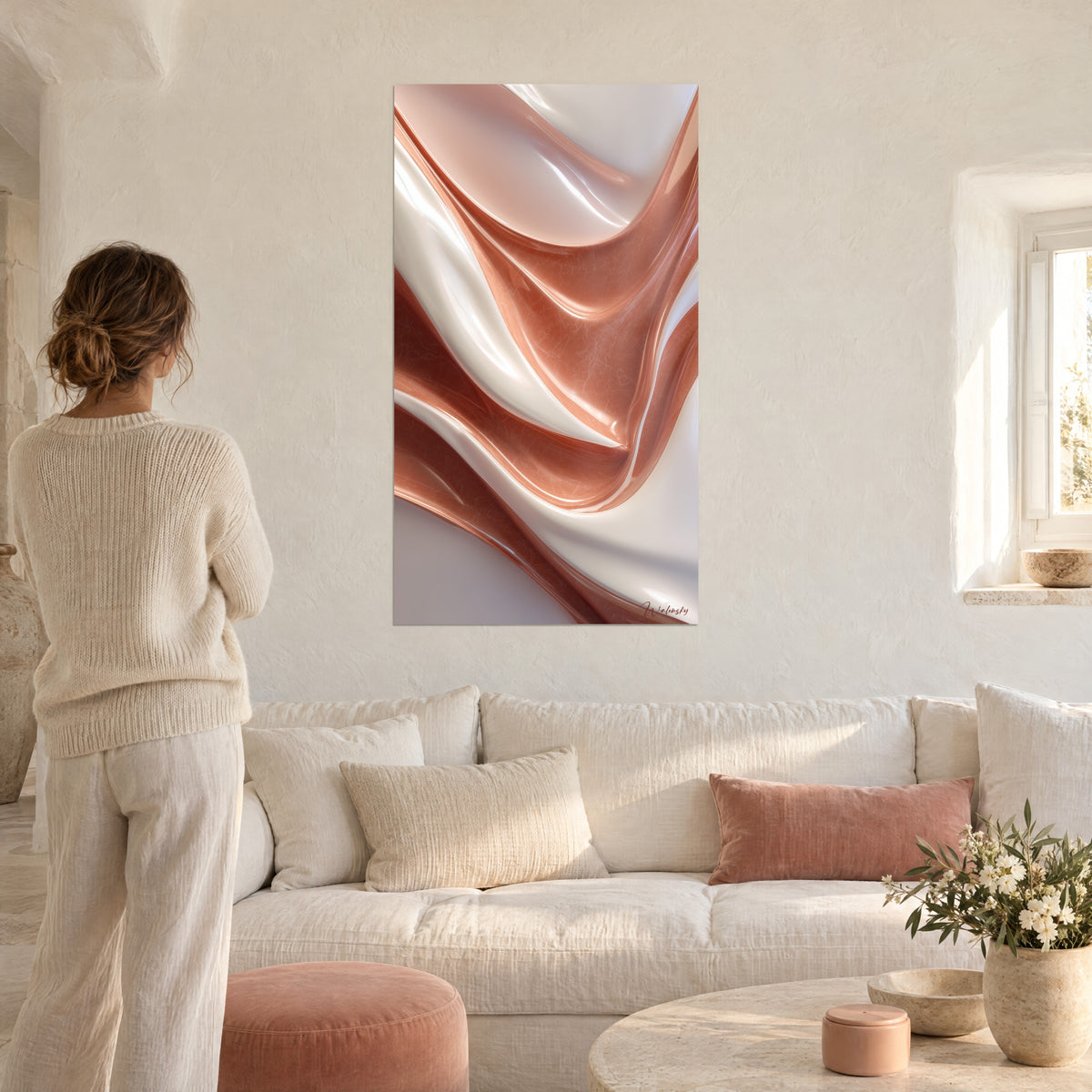 Tableau vagues de soie terracotta et ivoire, plis brillants, au-dessus d'un canapé dans un salon lumineux