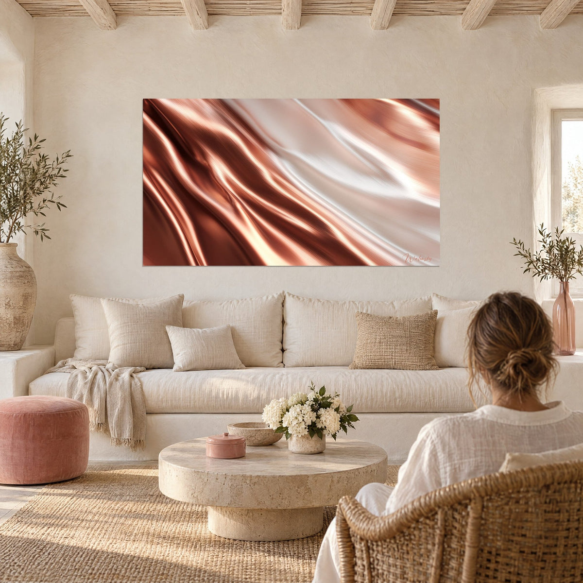 Tableau soie cuivrée aux vagues luisantes, reflets blancs nacrés et brun profond, au-dessus d'un canapé dans un salon lumineux